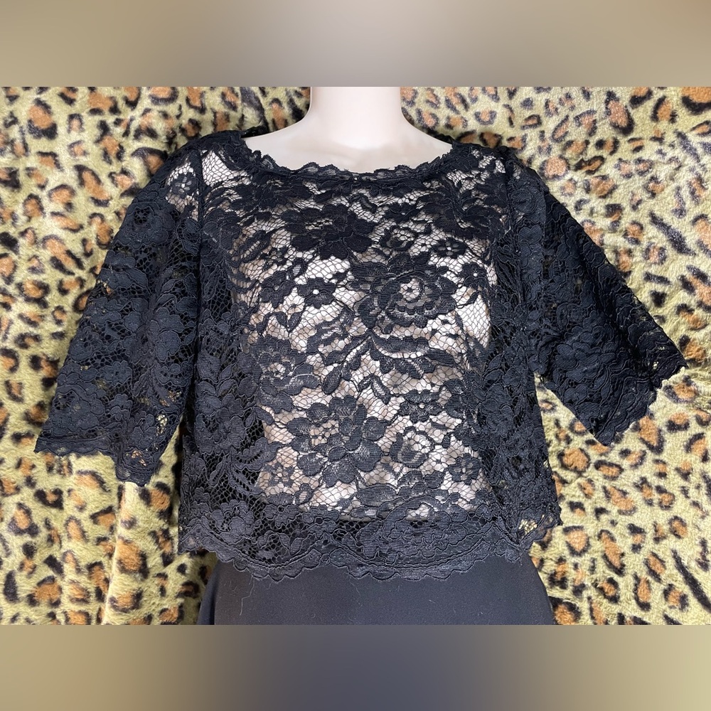 3/$15 🏷️ Black lace bebe boatneck crop top with 3/4 length sleeve